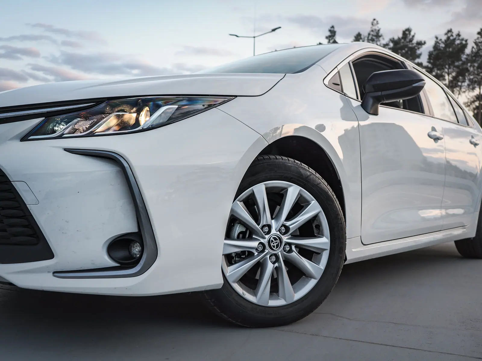 Toyota Corolla Hybrid — bok